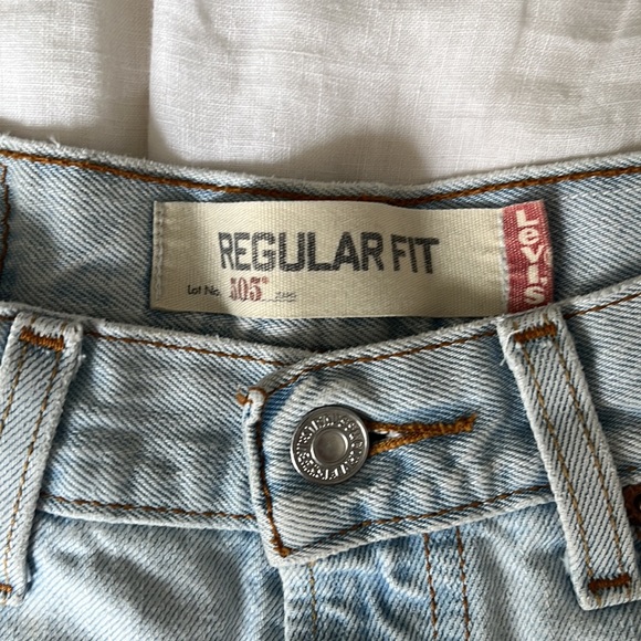 Vintage Levi’s 505 light wash denim shorts with pockets exposed - Picture 2 of 5